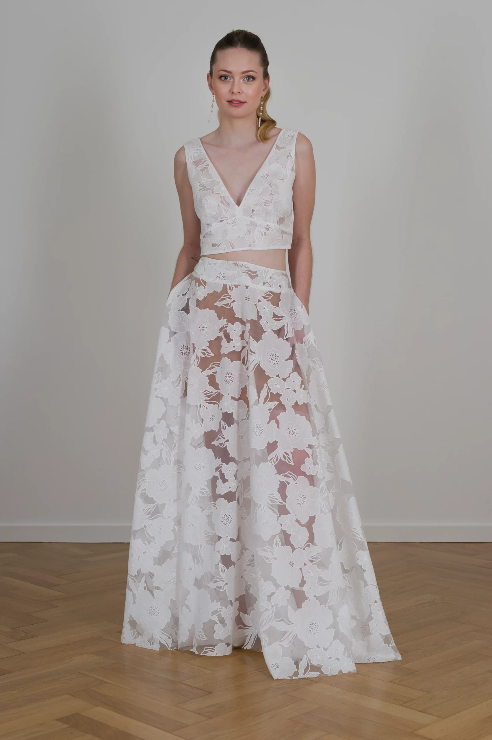 Robe de mariée deux pièces en dentelle florale avec jupe transparente.