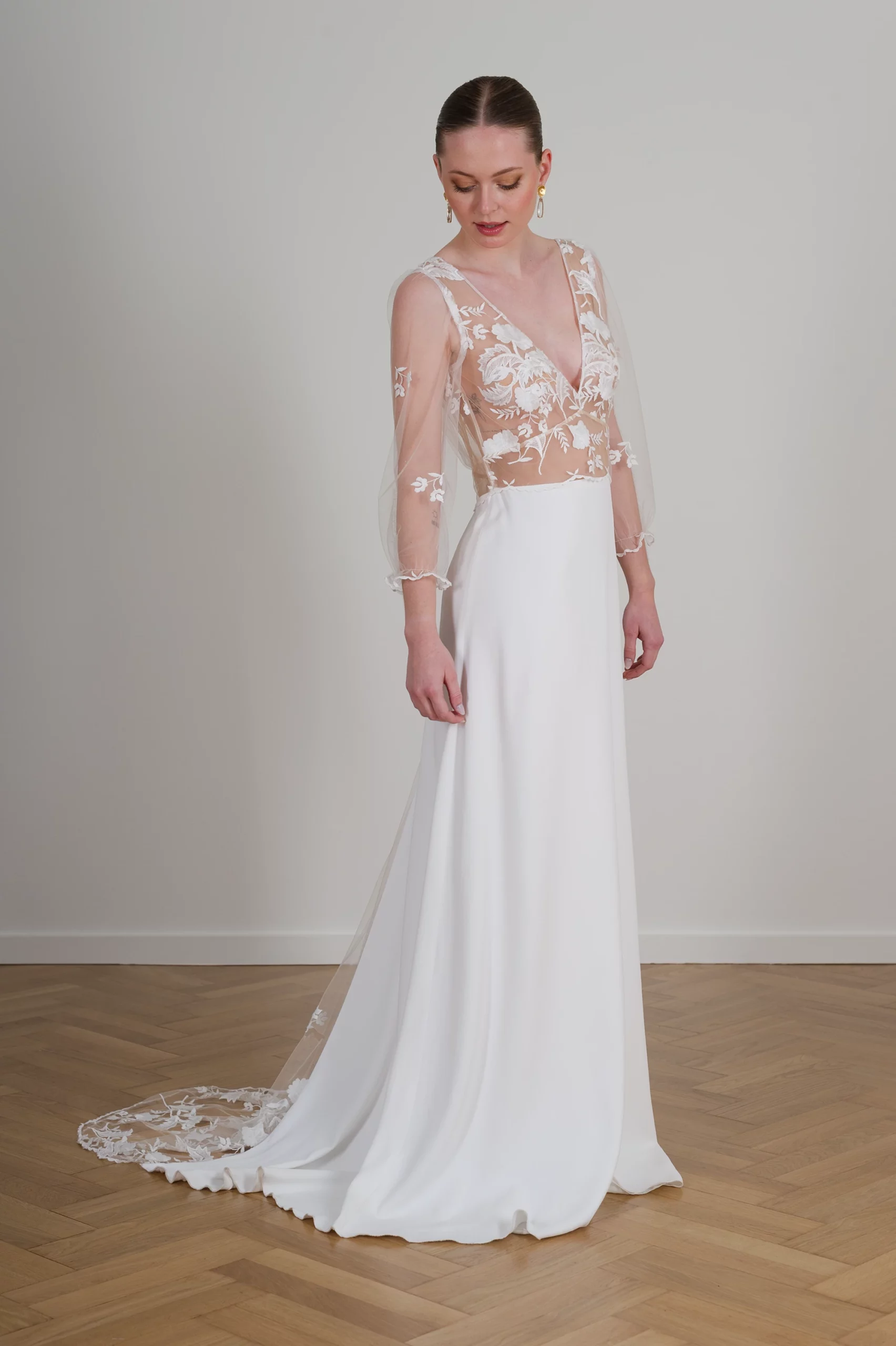 Robe de mariée Sophia en tulle transparent brodé et jupe fluide