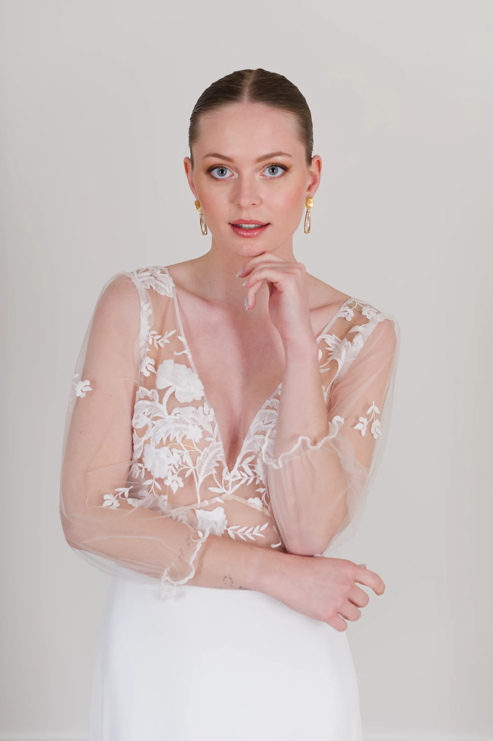 Robe de mariée Sophia avec top en tulle brodé et manches longues transparentes