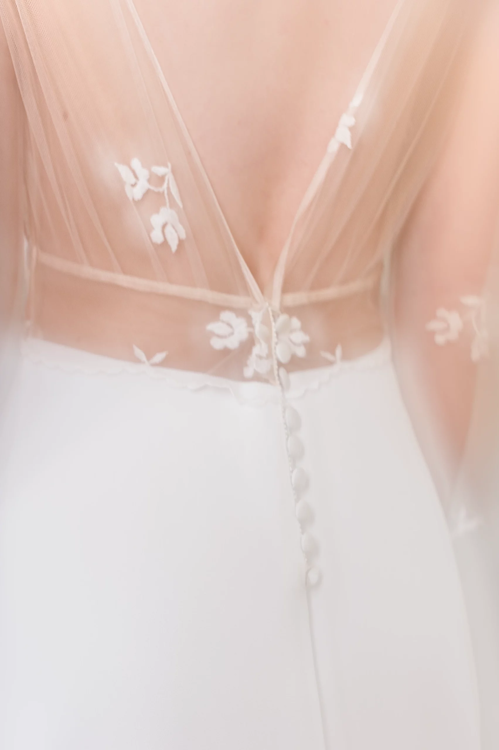 Détail du dos en tulle brodé et boutons de la robe de mariée Sophia