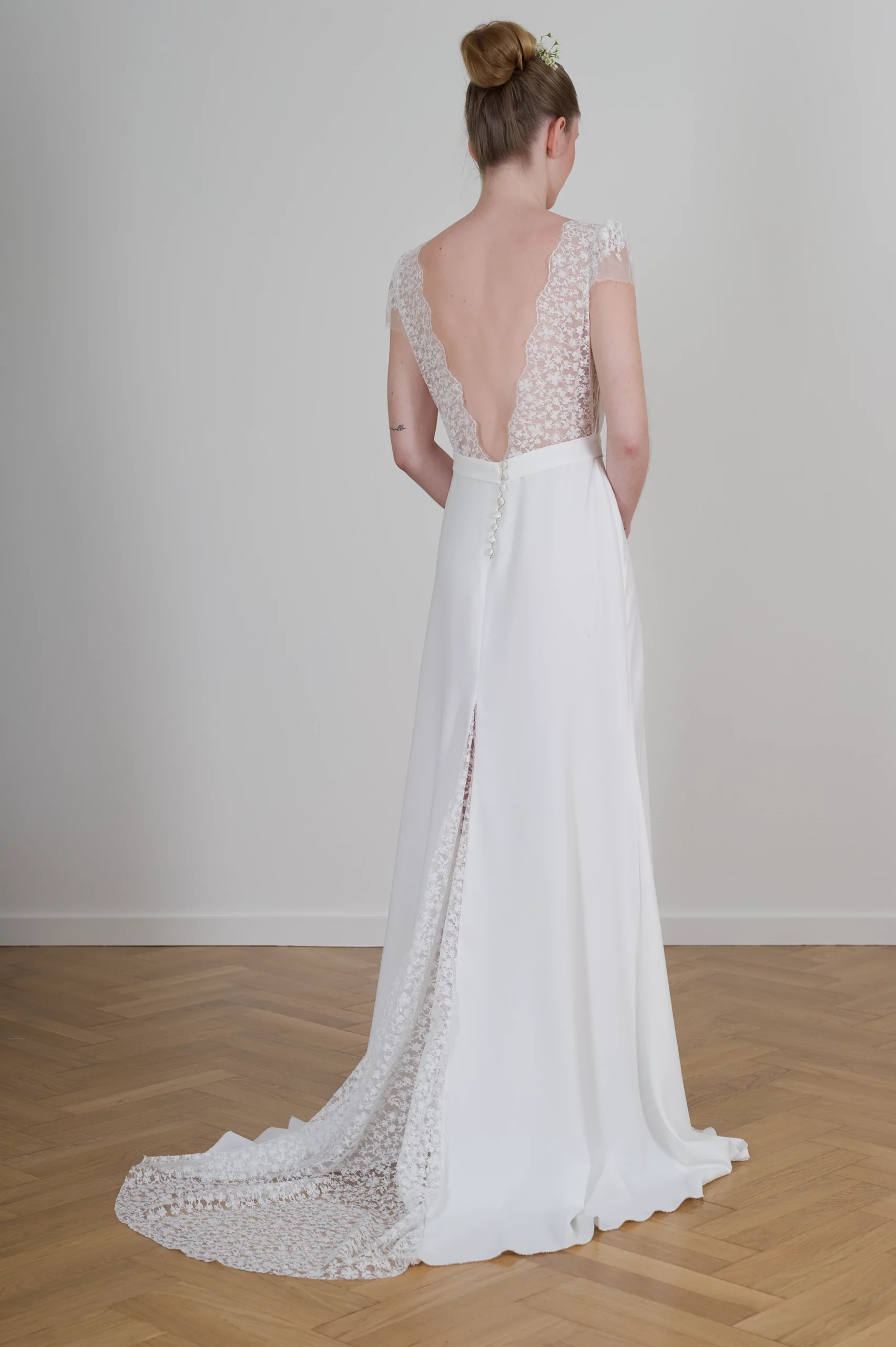 Robe de mariée Virginia avec dos plongeant en dentelle et traîne élégante.