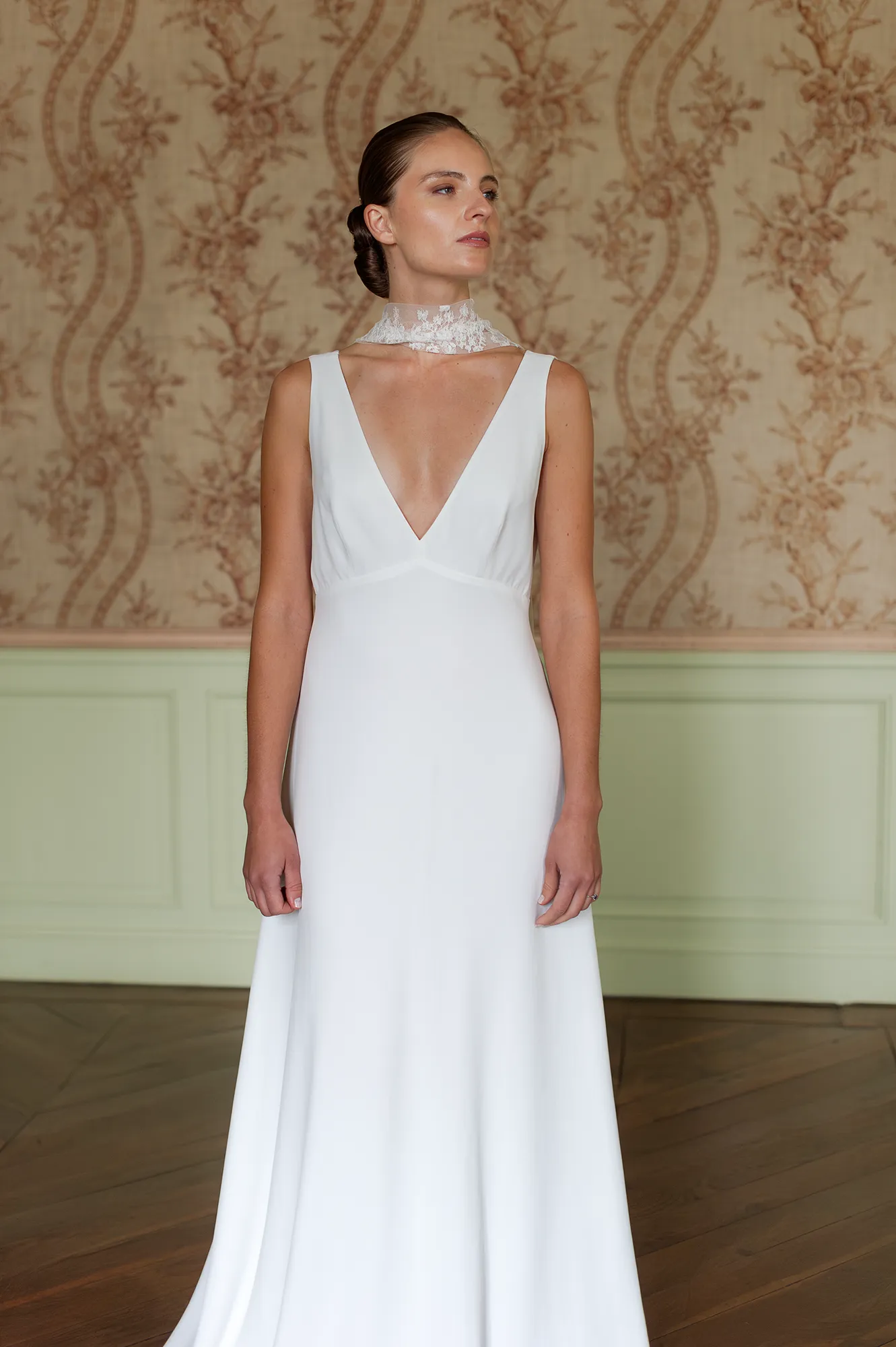 Robe de mariée Cristina vue de face, décolleté plongeant et écharpe en dentelle de Calais portée en accessoire. Création Louise Dentelle à Toulouse.