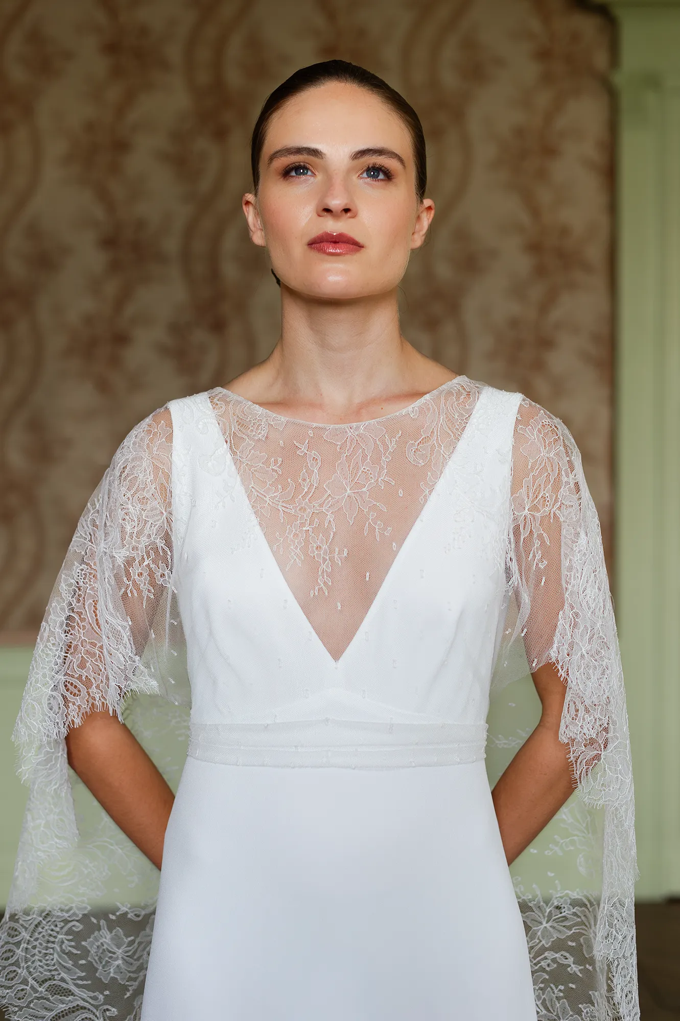 Haut du modèle Iria avec cape en dentelle transparente et décolleté en V, détail raffiné de la création Louise Dentelle à Toulouse.