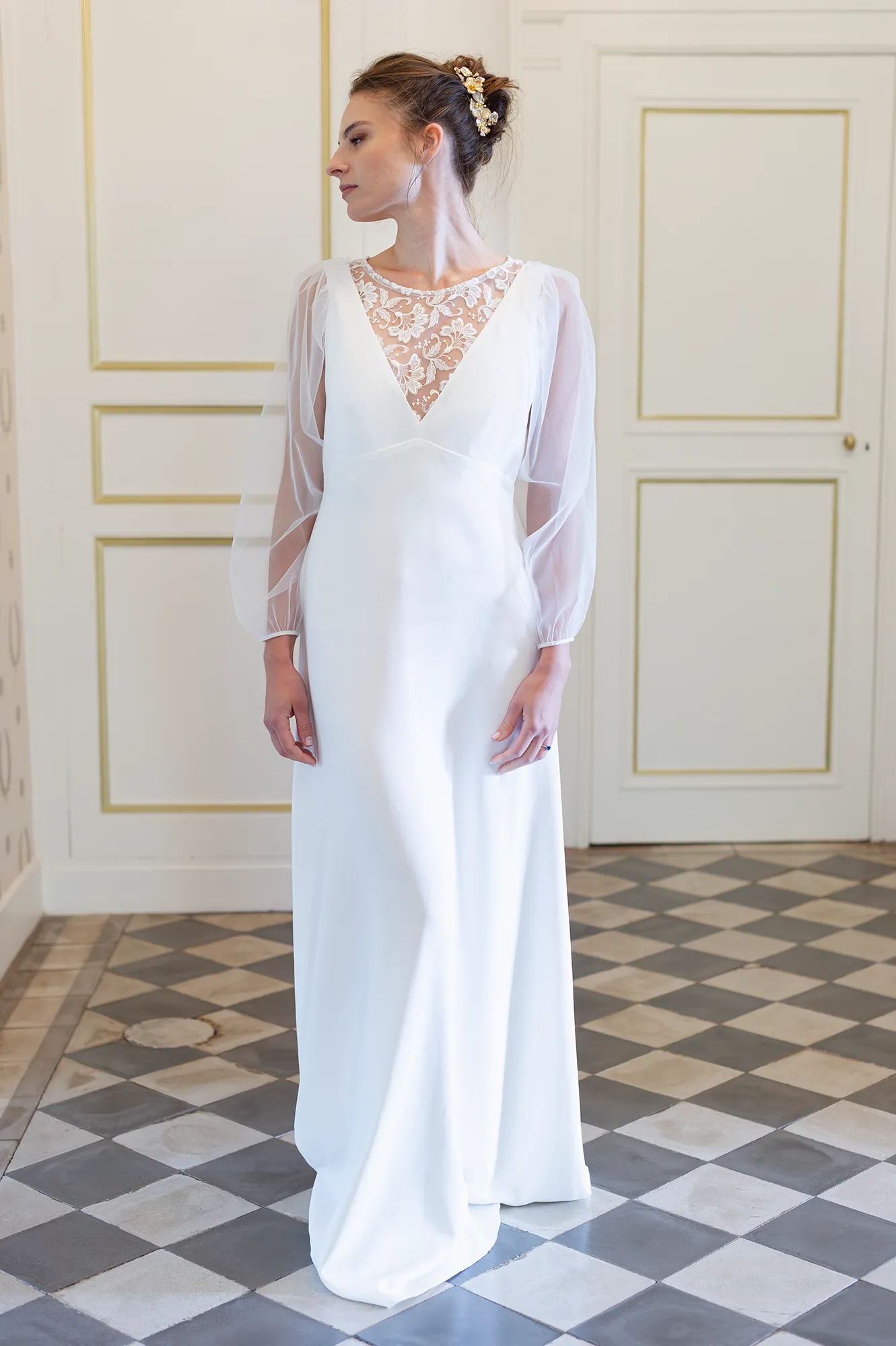 Robe de mariée Elena vue de face, décolleté V avec dentelle brodée et manches en tulle transparent. Création Louise Dentelle.