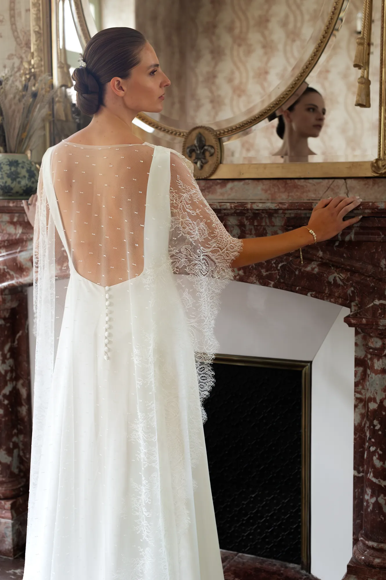 Modèle Iria vu de dos, cape en dentelle transparente et boutonnage délicat, création Louise Dentelle à Toulouse.