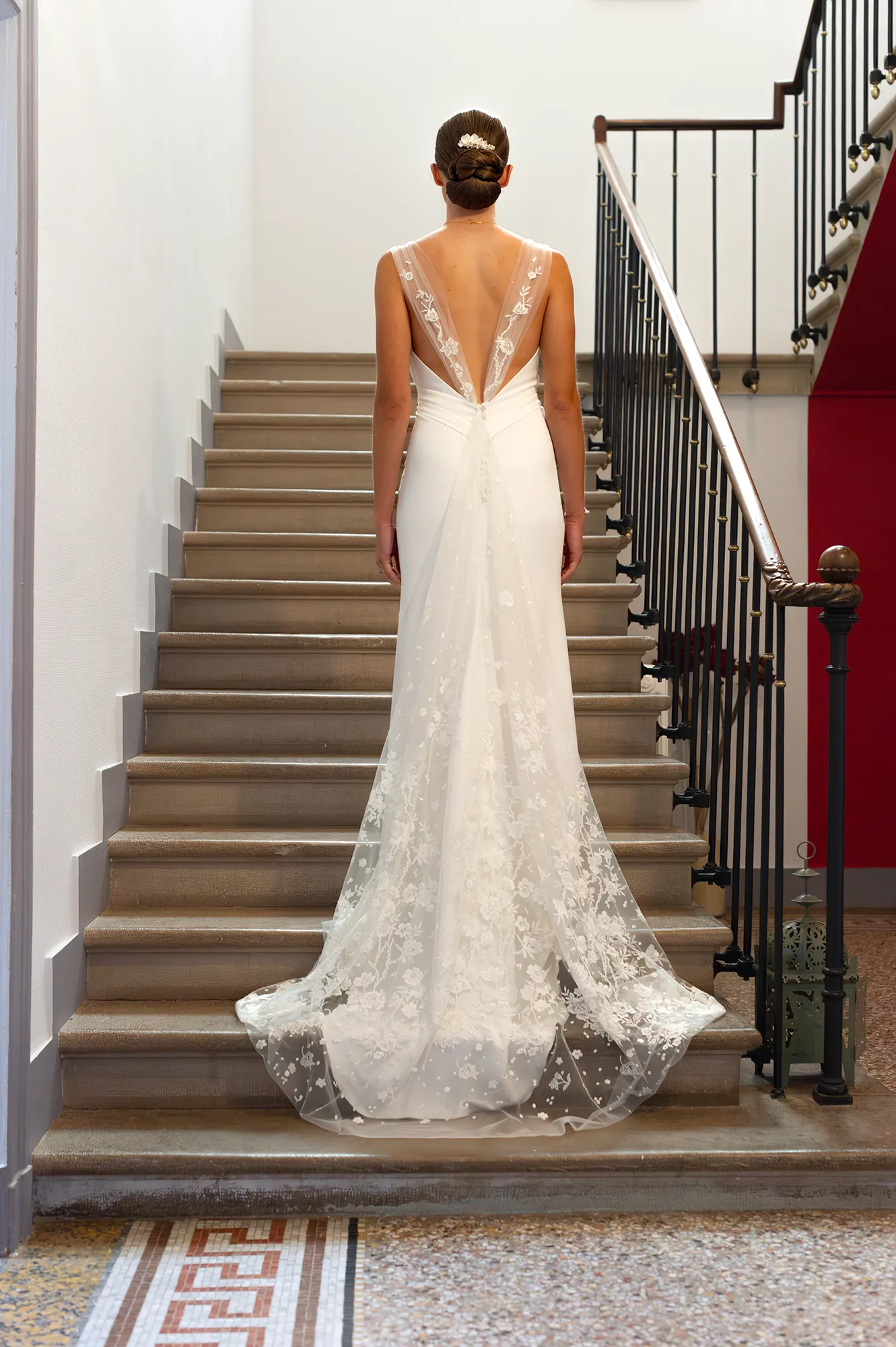 Robe de mariée Laura vue de dos, décolleté en V profond et traîne en tulle brodé amovible. Création Louise Dentelle à Toulouse.