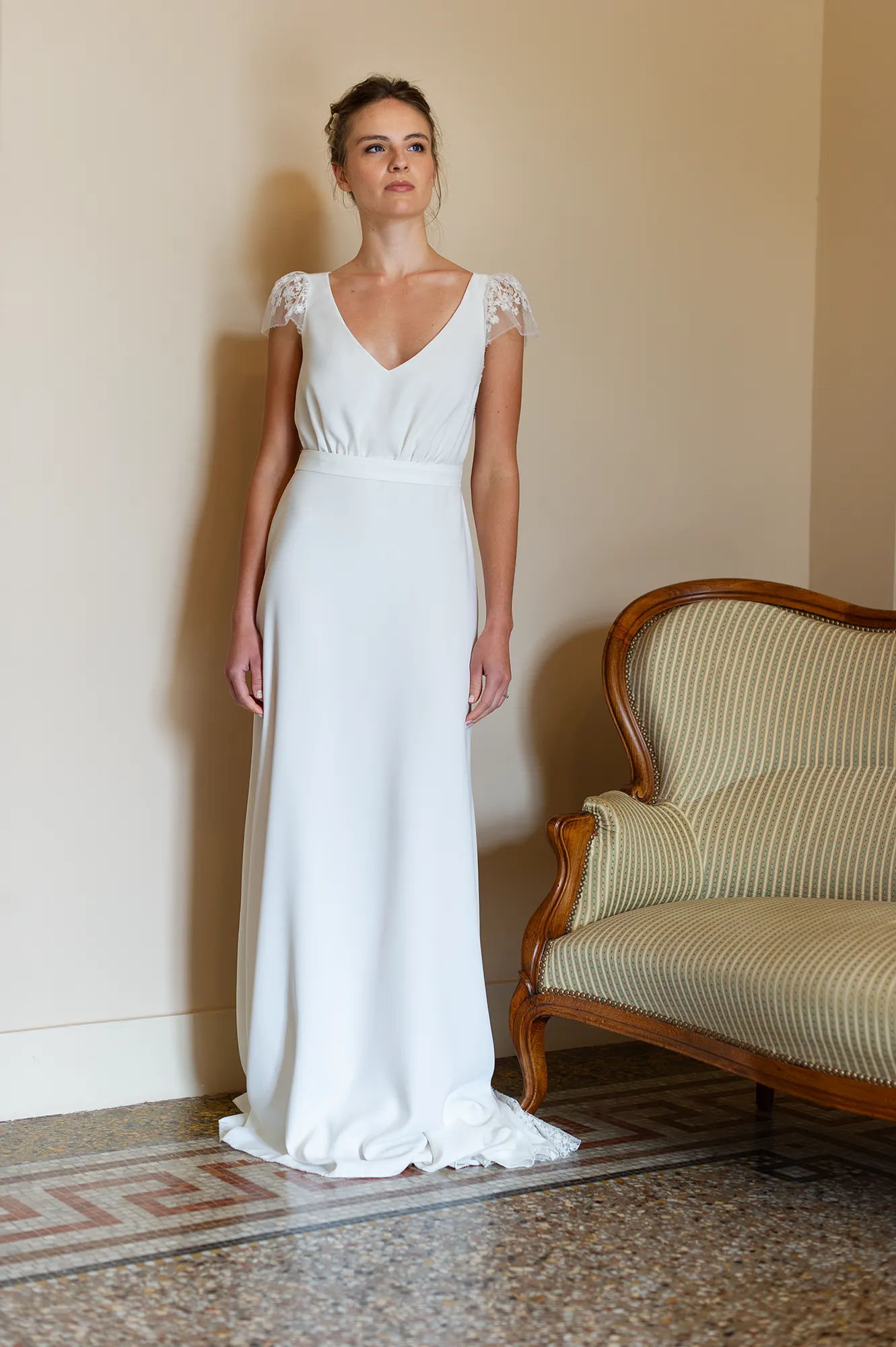 Robe de mariée Rebecca en vue de face, décolleté V et manches courtes en dentelle de Calais-Caudry, silhouette fluide en crêpe. Création Louise Dentelle.