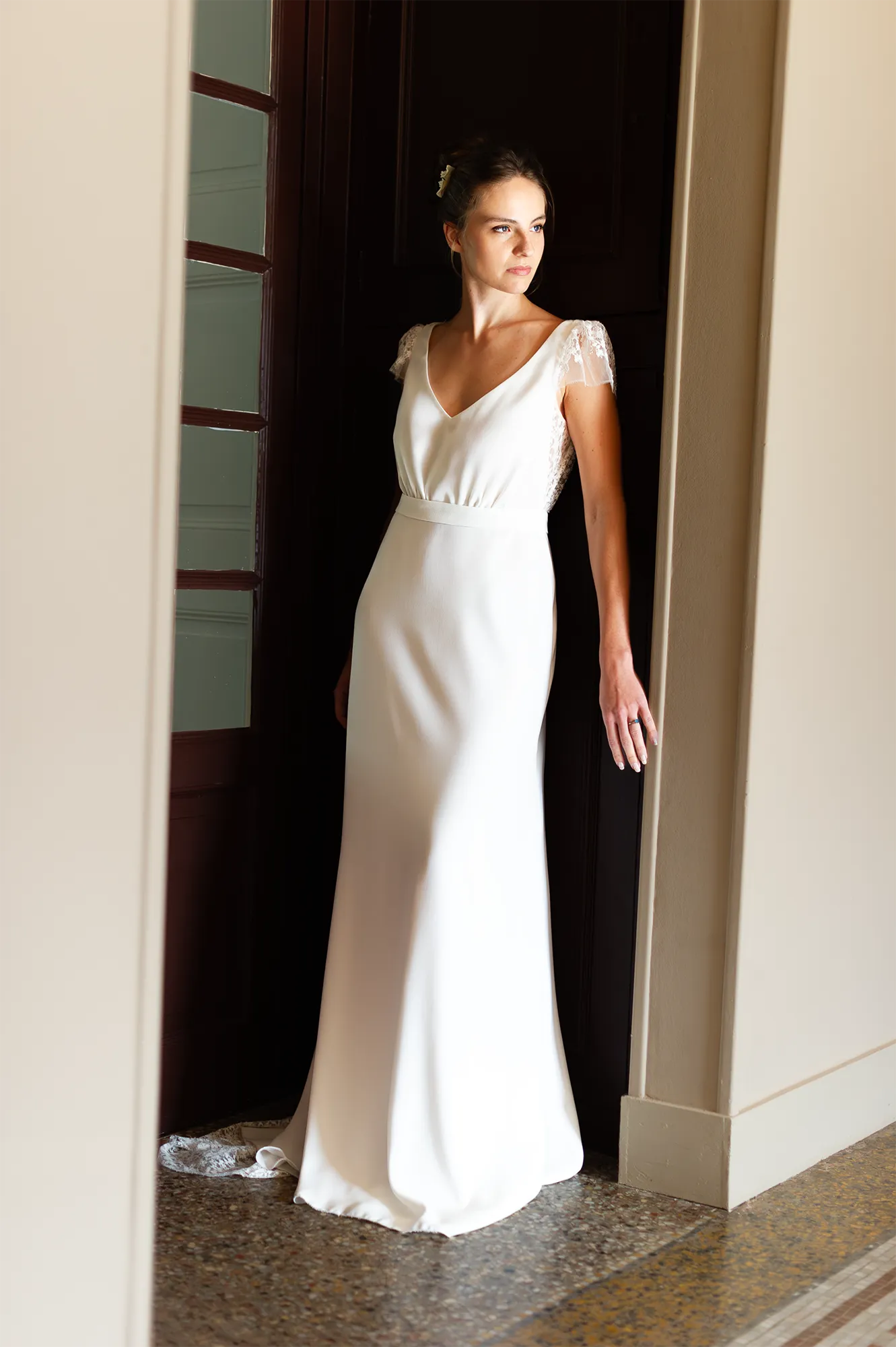 Robe de mariée Rebecca en silhouette longue, décolleté V et manches en dentelle de Calais-Caudry, coupe fluide en crêpe. Création Louise Dentelle.