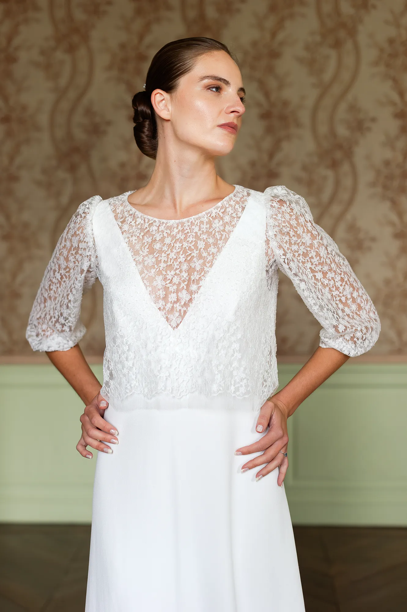 Paletot en dentelle du modèle Theresa, manches 3/4 et décolleté triangulaire transparent. Création Louise Dentelle à Toulouse.