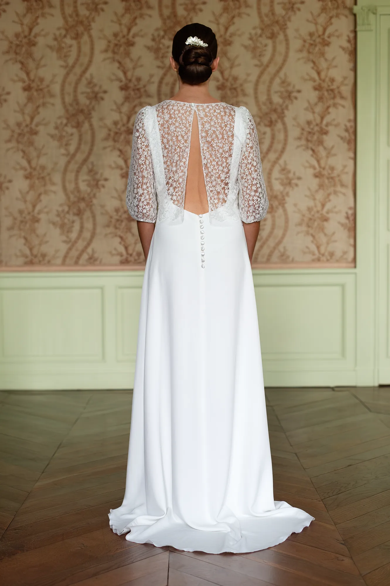 Dos du modèle Theresa avec paletot en dentelle, ouverture centrale et boutons recouverts sur la robe. Création Louise Dentelle à Toulouse.