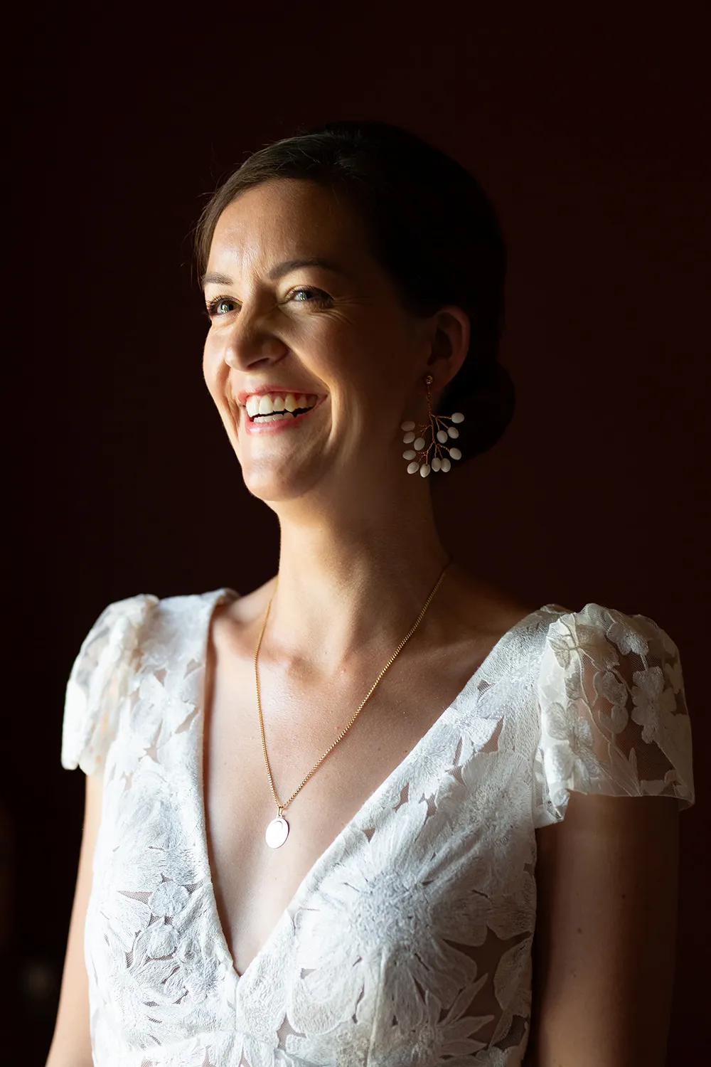 Charlotte portant une robe de mariée sur mesure en dentelle lors de ses préparatifs création Louise Dentelle.