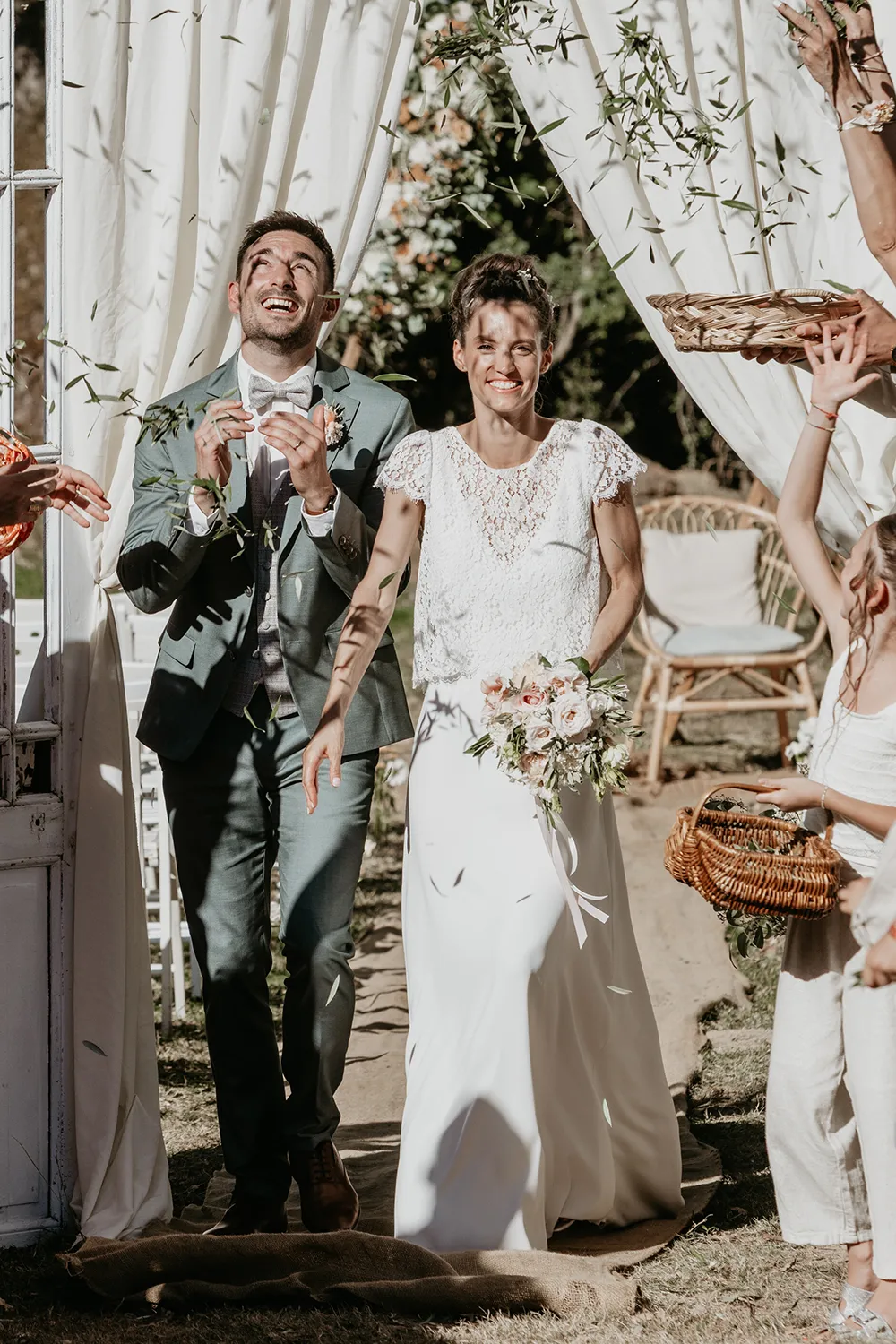 Élodie portant une robe de mariée sur mesure en dentelle lors de sa cérémonie création Louise Dentelle.