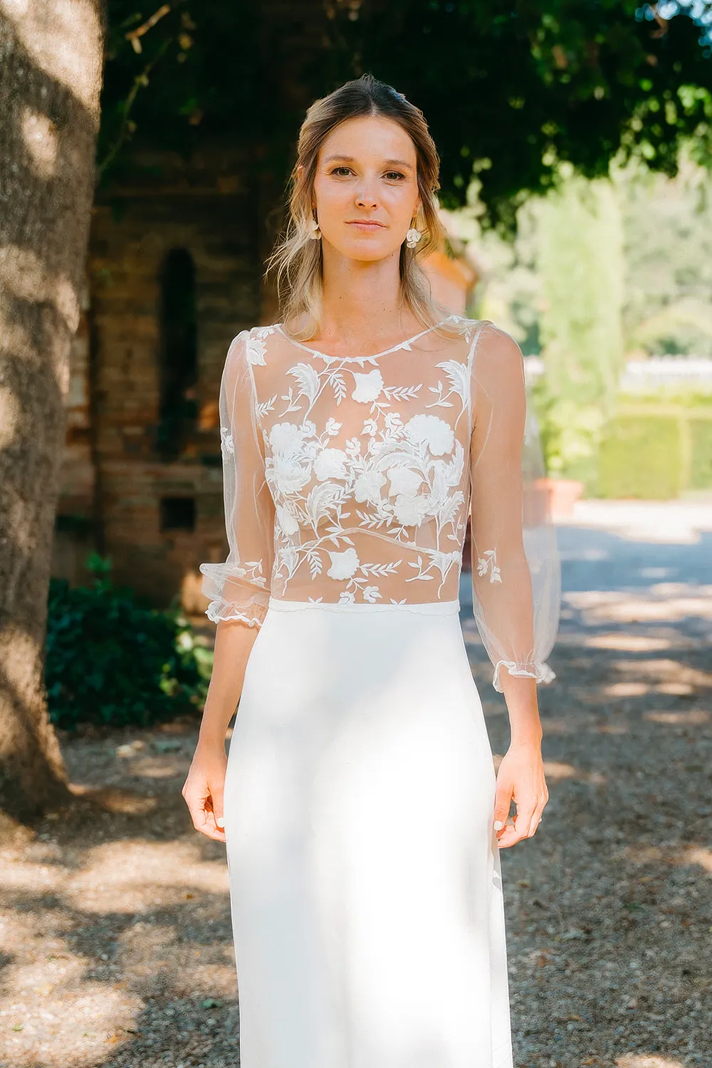 Margaux portant une robe de mariée sur mesure en dentelle de Calais, création Louise Dentelle.