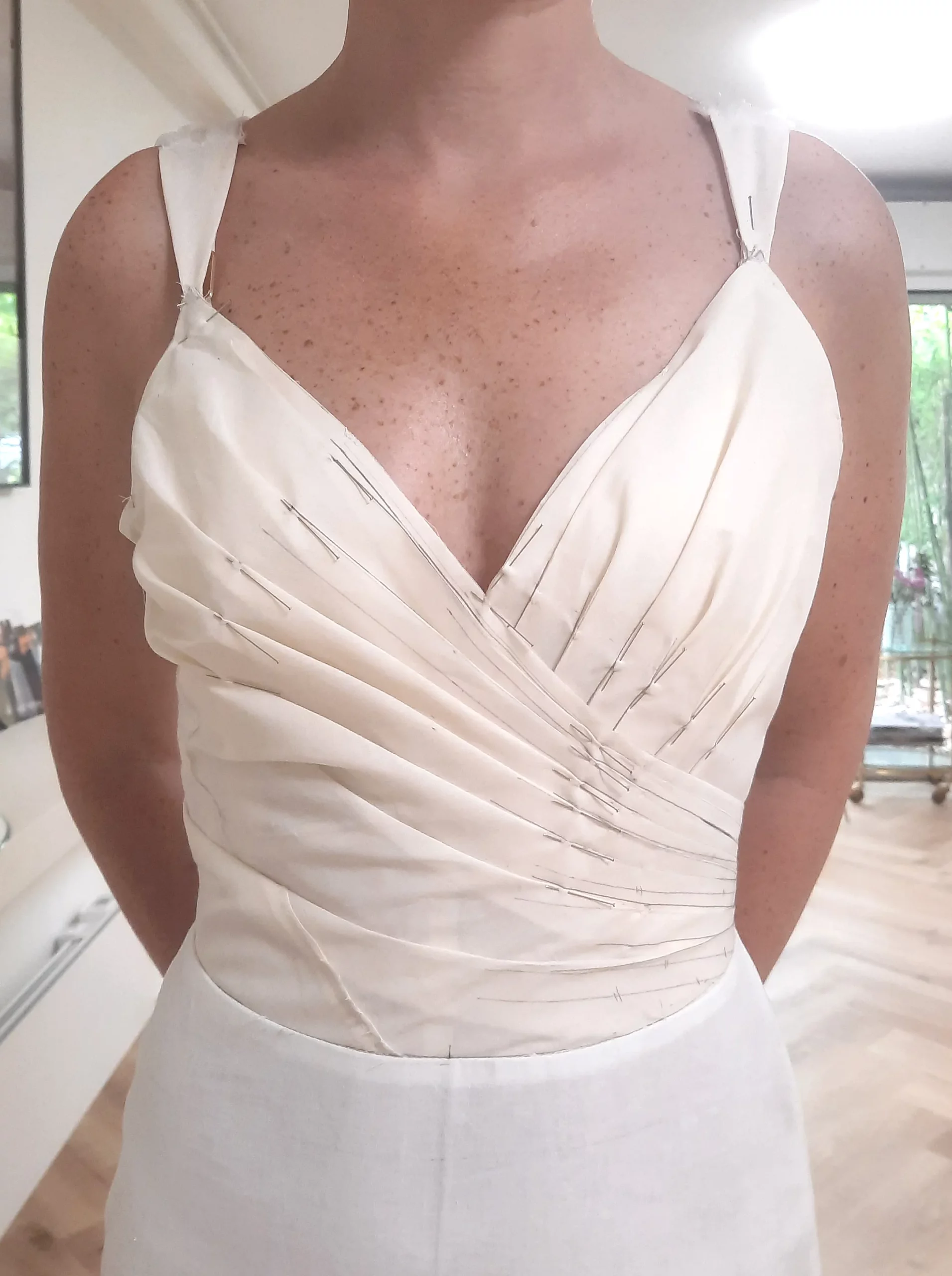 Toile de robe de mariée sur mesure en cours d’ajustement à l’atelier Louise Dentelle à Toulouse